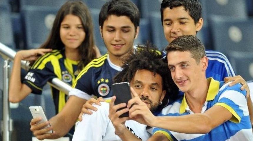 Fenerbah&ccedil;e&rsquo;den Ayrılan Yobo Ve Cristian Baroni&rsquo;ye Plaket Verildi