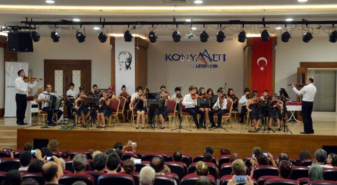 Antalya &Ccedil;ocuk Senfoni Orkestrası Konser Verdi