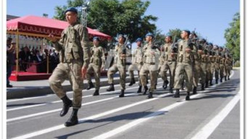 Elazığ&rsquo;da Zafer Bayramı&rsquo;nda Askerlerden Slogan