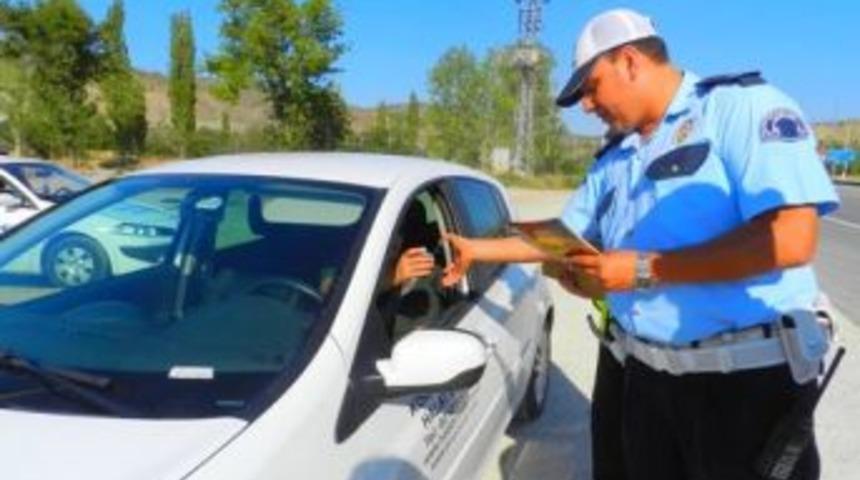 Osmancık&rsquo;ta Polisten S&uuml;r&uuml;c&uuml;lere Leblebi