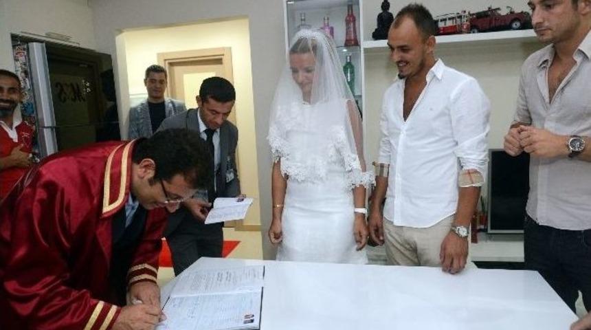 Gen&ccedil; &Ccedil;iftin Nikahı Gece Yarısı Kıyıldı