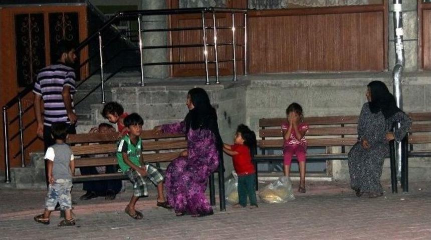 12 Kişilik Suriyeli Aile Camiye Sığındı