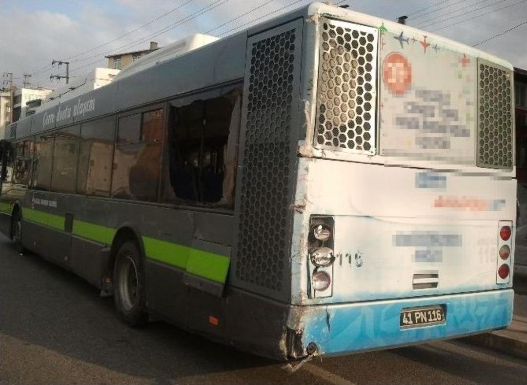 Tır İle Belediye Otob&uuml;s&uuml; &Ccedil;arpıştı: 1 Yaralı