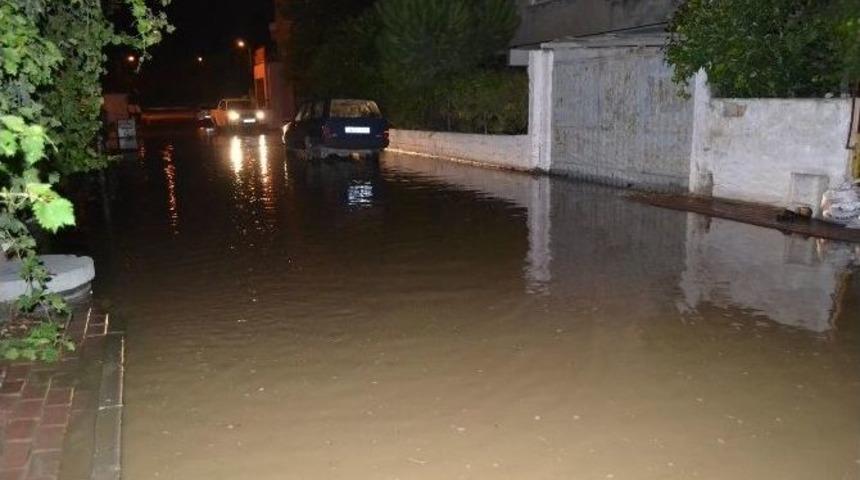 Patlayan Su Borusu Sokakları G&ouml;le &Ccedil;evirdi