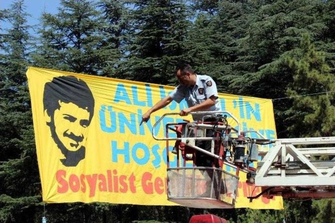 A&uuml;&rsquo;de &Ouml;ğrencilerle G&uuml;venlik Arasında Arbede