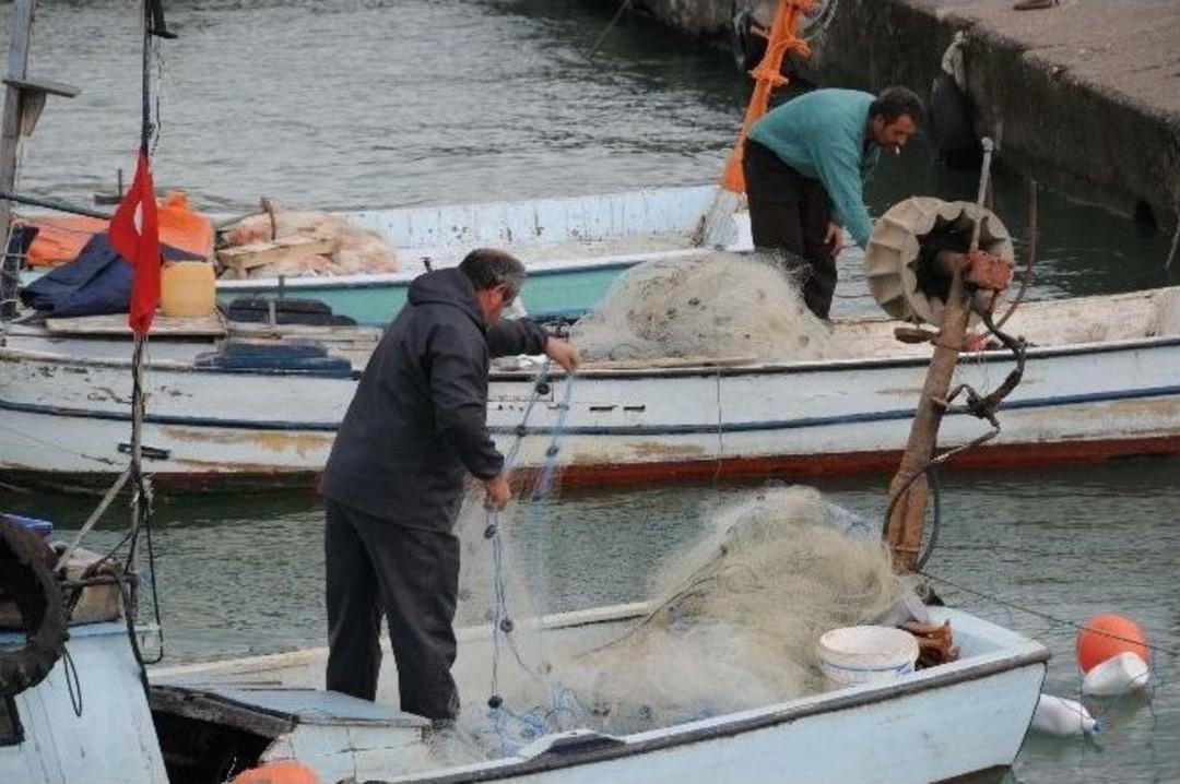 Karadenizli Balık&ccedil;ılar Hava Şartları Nedeniyle Avlanmaya &Ccedil;ıkamadı