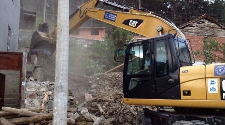 Keles&rsquo;te Metruk Binalar Yıkılıyor