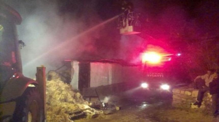 Gediz&rsquo;de 1 Ev Ve 3 Samanlık Tamamen Yandı