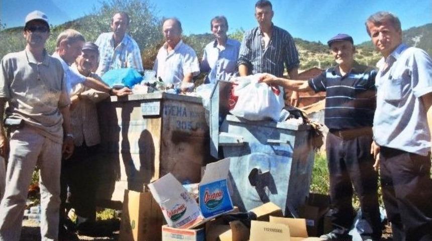 Bu K&ouml;yde &Ccedil;&ouml;pleri Muhtar Ve Azalar Topluyor