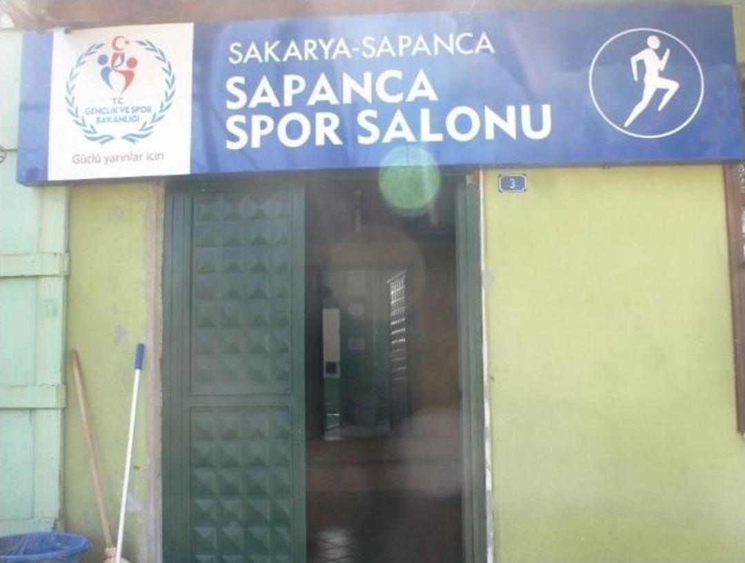 Sapanca Kapalı Spor Salonu &Ccedil;&uuml;r&uuml;meye Terk Edildi İddiası
