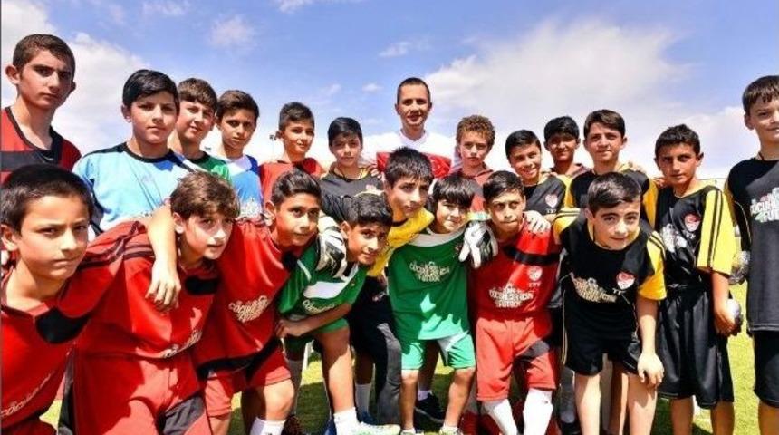 Futbol K&ouml;ylerinin El&ccedil;isi Emre Aşık Oldu