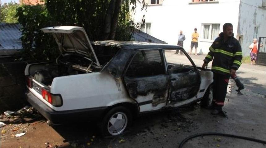 Engelli &Ccedil;ocuk &Ccedil;akmakla Oynarken Otomobili Yaktı