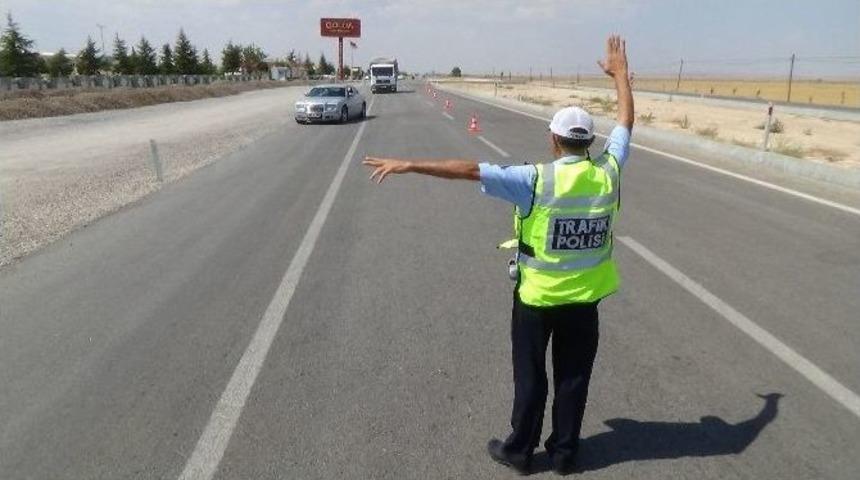 G&uuml;venli Yolculuk Ve Dostluk &Ccedil;ayı İ&ccedil;in 5 Dakika Mola