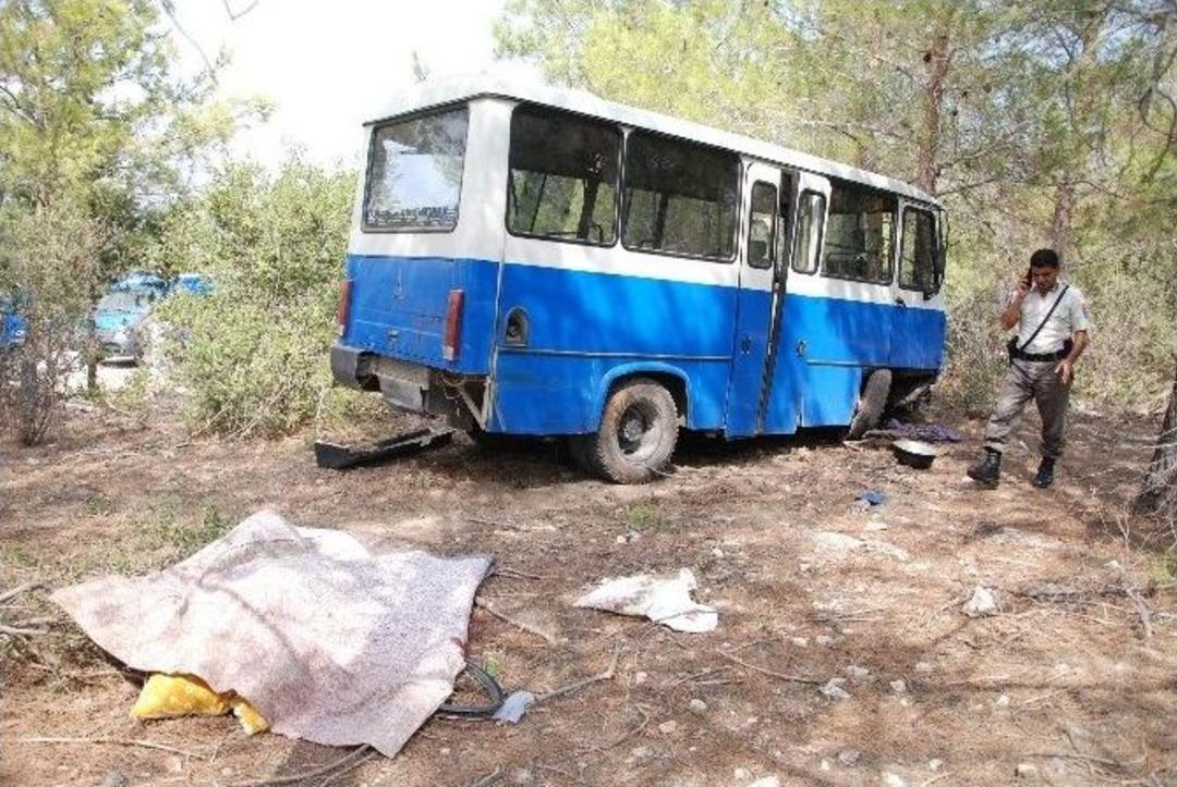 Tarım İş&ccedil;ilerini Taşıyan Minib&uuml;s Kaza Yaptı: 1 &Ouml;l&uuml;, 6 Yaralı