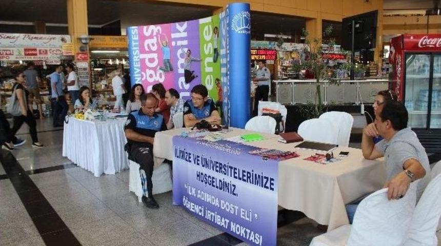 Kayıt Yaptırmaya Gelen &Ouml;ğrenciler İ&ccedil;in Stant A&ccedil;tılar