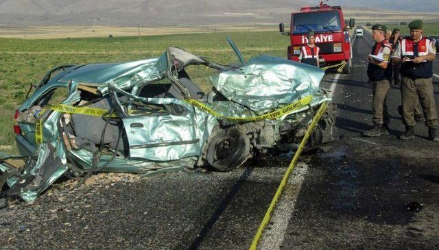 Otomobille Hafif Ticari Araç Çarpıştı: 1 Ölü, 2 Yaralı