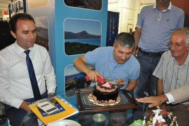 Başkan Aksoy’a Tanıtım Fuarında Doğum Günü Sürprizi