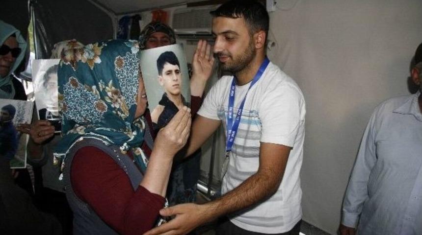 Ka&ccedil;ırılan Gazeteci Eylem Yapan Anneleri Ziyaret Etti