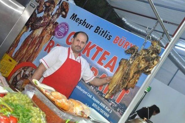 Bitlis’in Büryan Kebabını Tadan İzmirliler, Bir Daha Tadıyor