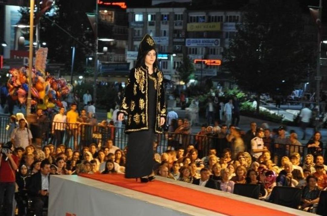 Sivas&rsquo;ta Atat&uuml;rk Kıyafetleri Defilesi