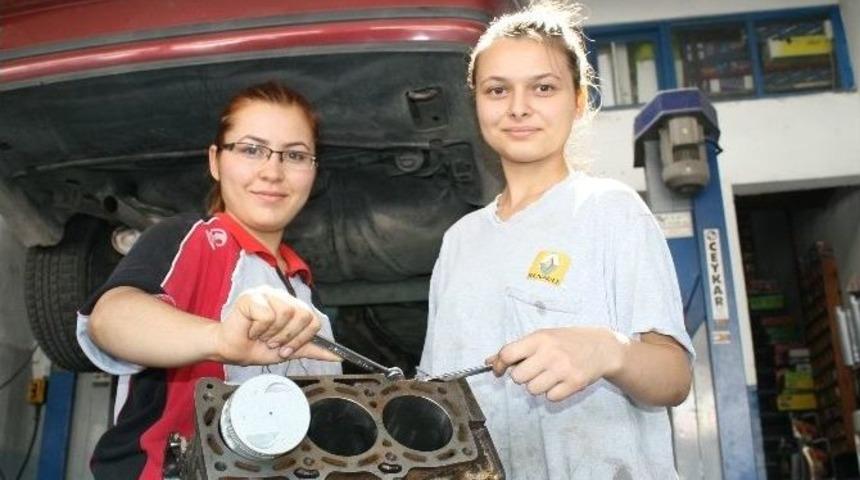 (özel)- Oto Tamircisi Kız Kardeşler