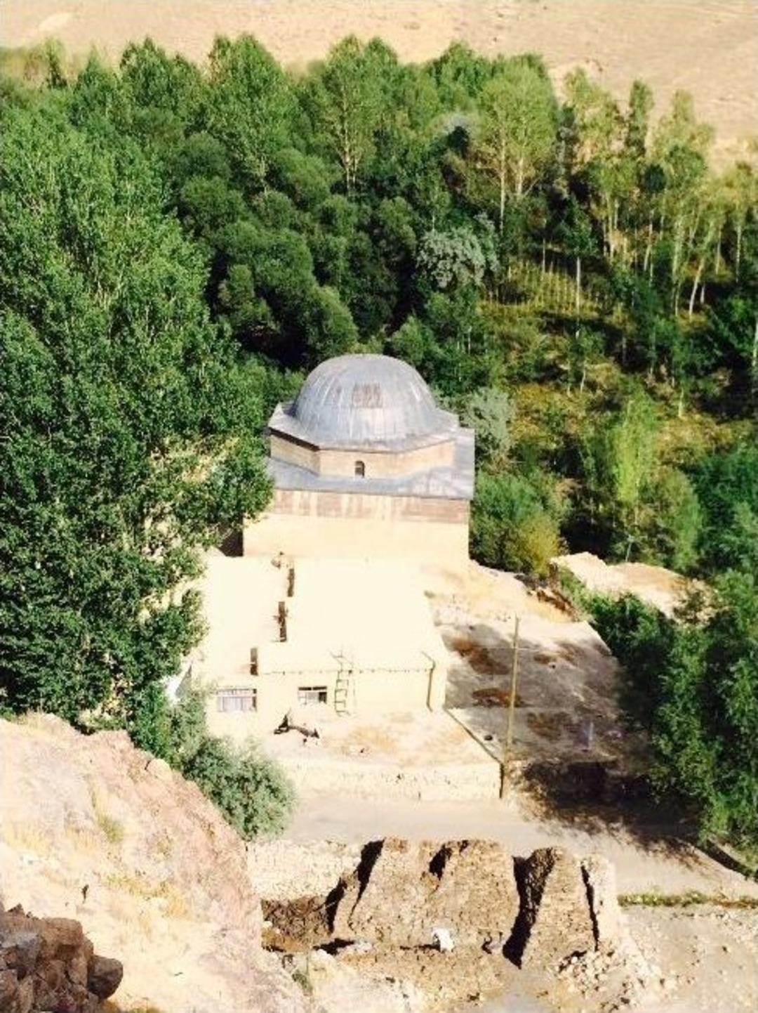 Van&rsquo;da 400 Yıllık Cami Dimdik Ayakta