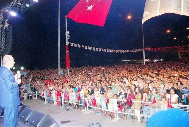 Edip Akbayram’dan Mudanya’da Barış Rüzgarı