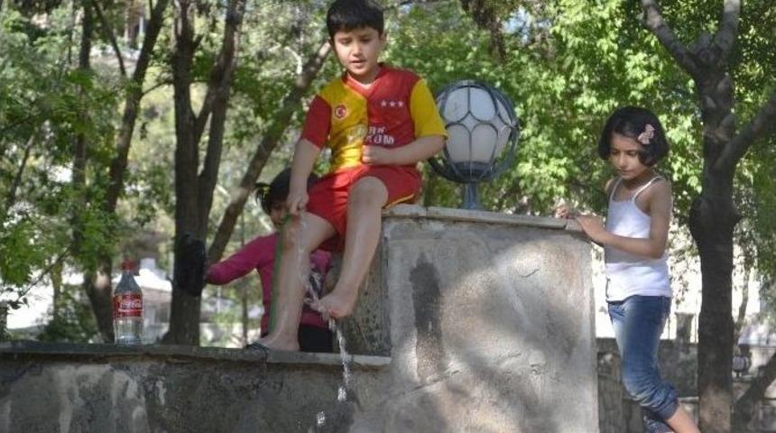 Silvan&rsquo;da Sıcaktan Bunalan Vatandaşlar Parklara Akın Ediyor
