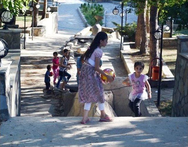 Silvan’da Sıcaktan Bunalan Vatandaşlar Parklara Akın Ediyor