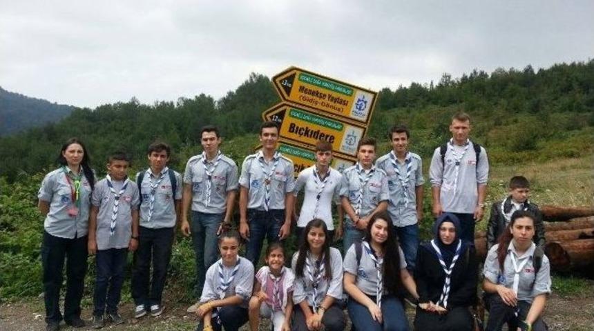 Kağıtsporlu İzciler, Dedelerinin İzinde