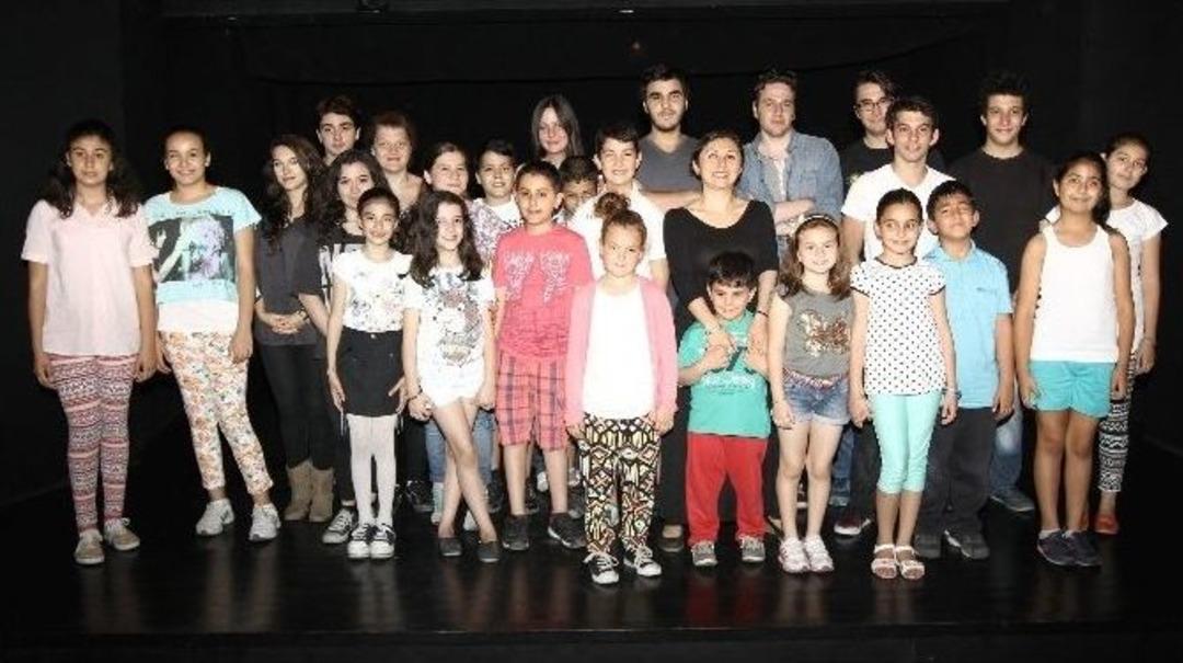 Hayatı Sahnede &Ouml;ğretiyor