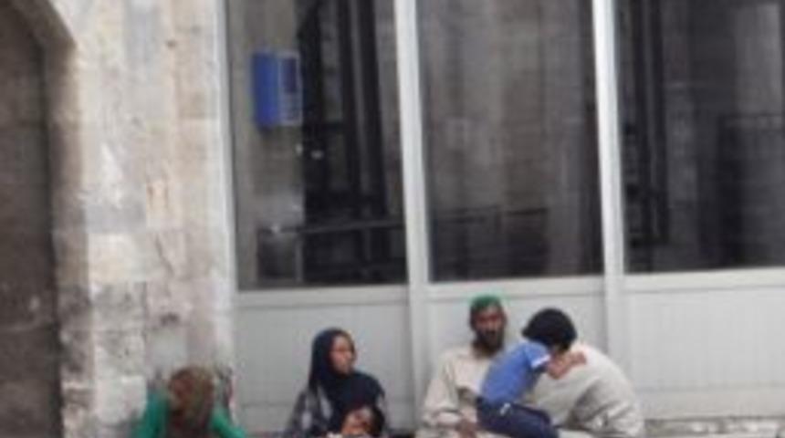 Suriyeliler Cami Avlusuna Sığındı