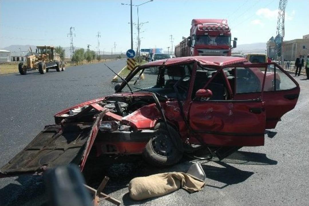 Erzurum&rsquo;da Otomobil İle Tır Kafa Kafaya &Ccedil;arpıştı: 1 Ağır 2 Yaralı