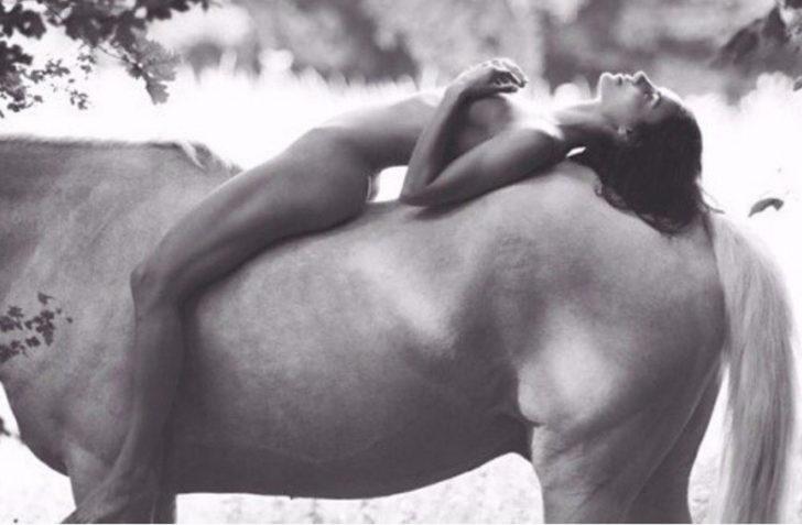 Paylaştığı &ccedil;ıplak fotoğraf 1 milyondan fazla beğenildi ama ufak bir detay vardı