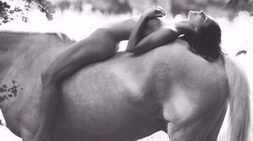 Paylaştığı &ccedil;ıplak fotoğraf 1 milyondan fazla beğenildi ama ufak bir detay vardı