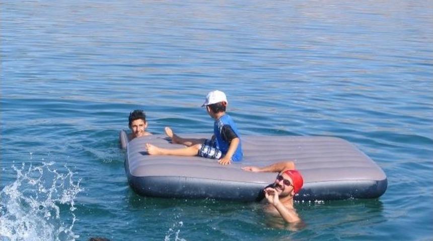 İl&ccedil;eye Gelenler, Keban Barajı&rsquo;nda Serinliyor