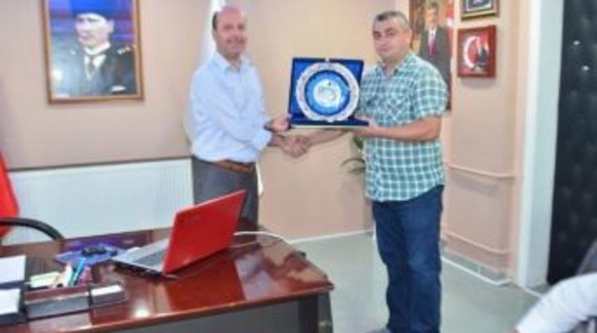 Şuhut Belediye Hisarspor Kul&uuml;b&uuml; Onursal Başkanı Recep Bozkurt&rsquo;a Teşekk&uuml;r Plaketi