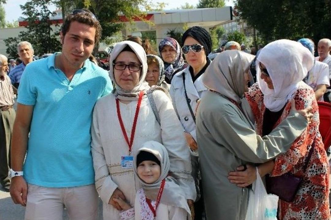 İlk Hac Kafilesi Dua Ve G&ouml;zyaşlarıyla Uğurlandı