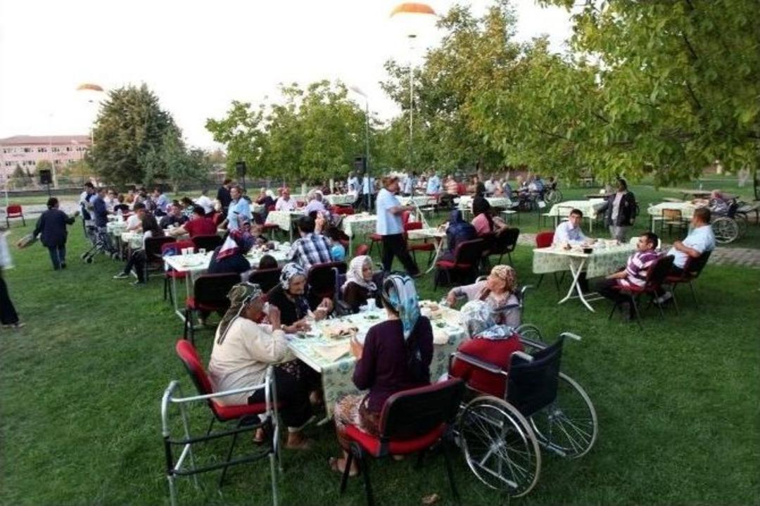 Başkan Şahin, G&uuml;&ccedil;s&uuml;zler Yurdu Sakinlerinin Neşesine Ortak Oldu