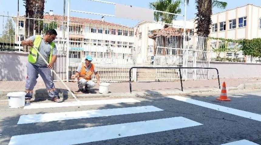 Muratapaşa Belediyesi Yaya Ge&ccedil;itleri Ve Kasisleri Boyuyor