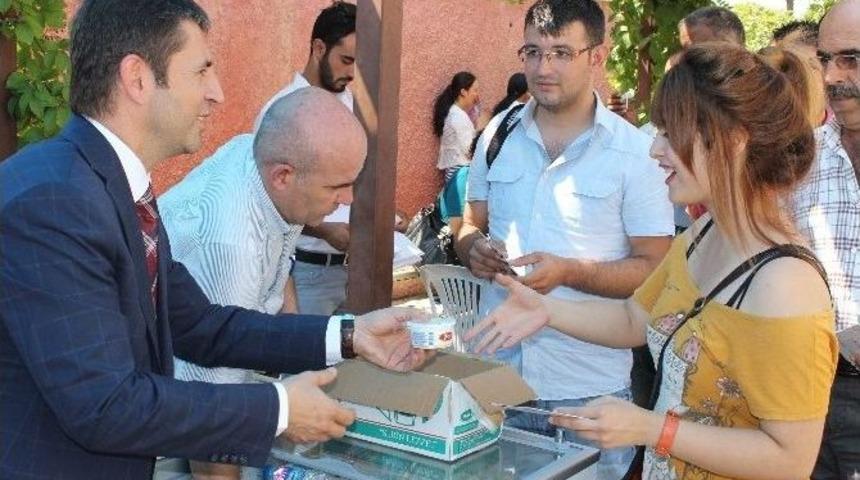 &Ouml;ğrencilere Dondurmalı Karşılama