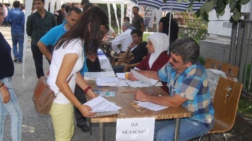D&uuml;zce &Uuml;niversitesi&rsquo;nde Kayıt Heyecanı Başladı