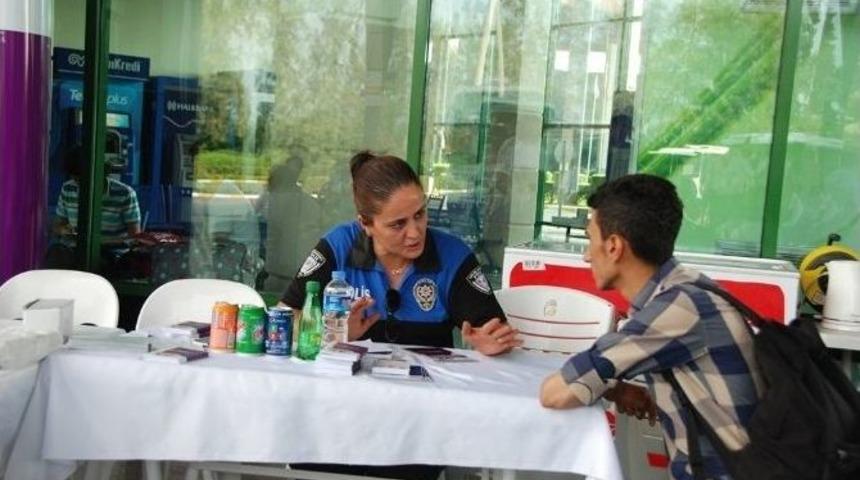 A&uuml; Kampus&uuml;nde &ldquo;ilk Adımda Dost Eli&rdquo; Standı A&ccedil;ıldı