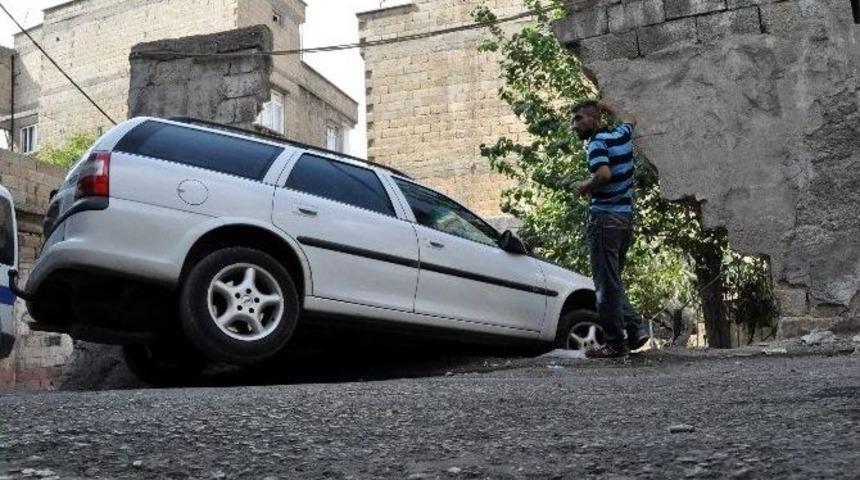 Otomobil, Bah&ccedil;e Duvarını Yıkarak Avluya Girdi