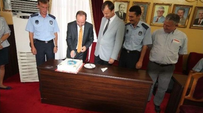 Edirne Belediye Başkanı G&uuml;rkan, Zabıta Haftası&rsquo;nı Pasta Keserek Kutladı
