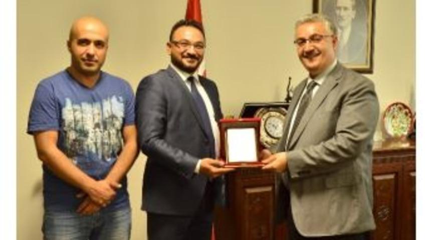 Kızılay&rsquo;dan Esenlik Genel M&uuml;d&uuml;r Hulusi Boyraz&rsquo;a Plaket