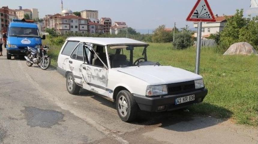 Otomobil Kamyonla &Ccedil;arpıştı: 2 Yaralı