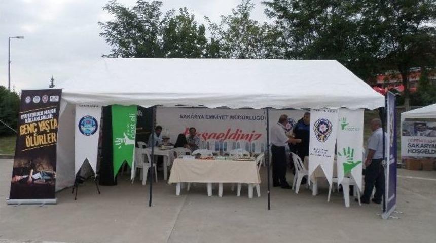 Sakarya Polisi, Kayıt İ&ccedil;in Gelen &Ouml;ğrencilere Dost Eli Uzatıyor