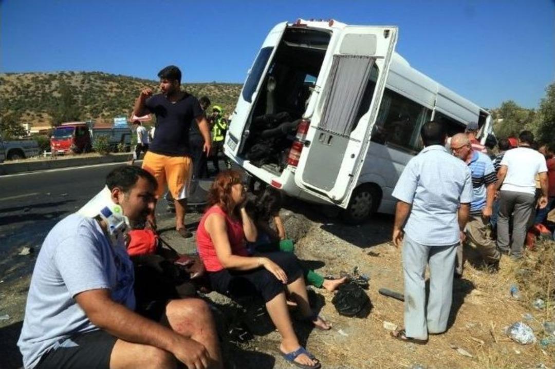 Milas&rsquo;ta İranlı Turistleri Taşıyan Minib&uuml;s Kaza Yaptı: 15 Yaralı