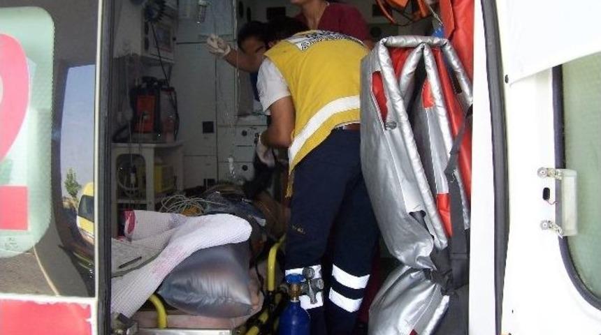 Otomobilin &Ccedil;arptığı Karayolları &Ccedil;alışanı Yaralandı